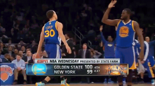 孙颖莎恭喜徐瑛彬，还专门跟徐瑛彬握握手（孙颖莎向徐瑛彬送上祝贺，并特地与其握手）