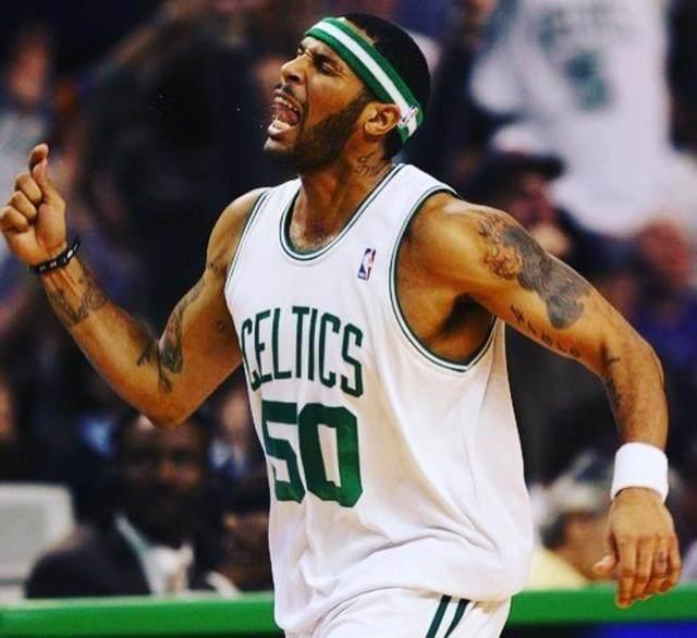 邮报：明年世界杯上下半场中段设强制补水时间，每次三分钟（邮报：明年世界杯将于上下半场中段设三分钟强制补水暂停）