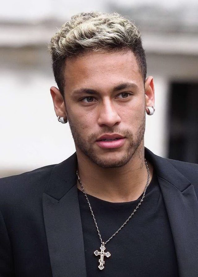 VAR 关键判罚 成为赛后焦点（VAR关键判罚引发赛后热议）