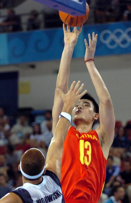 门将精彩救险，引领球队渡过危机（门将神扑救主，带队化险为夷）