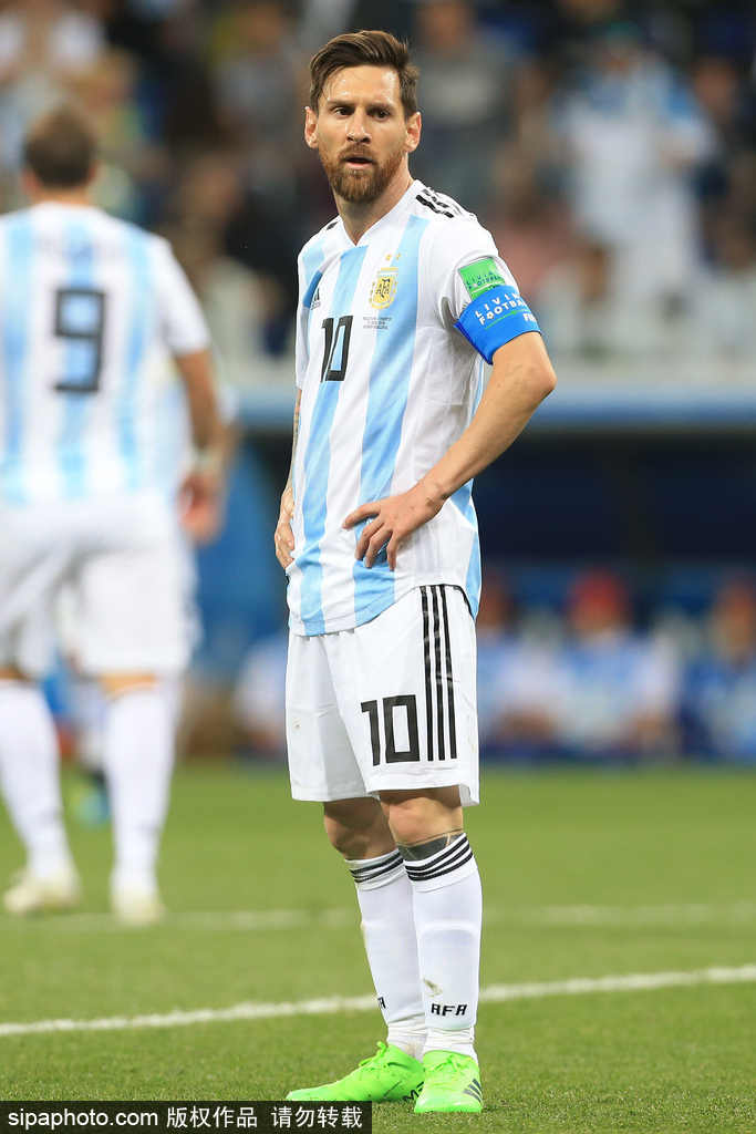 波兰主帅：要帮扎莱夫斯基找回状态；我觉得莱万还没决定未来（波兰主帅：将助扎莱夫斯基重拾状态；莱万未来仍未定案）