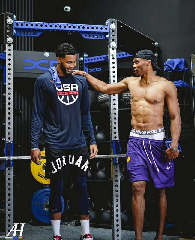 扑点+6次扑救，迈尼昂当选与国米一役米兰队内最佳球员（扑出点球并完成6次扑救，迈尼昂获评米兰德比队内最佳球员）