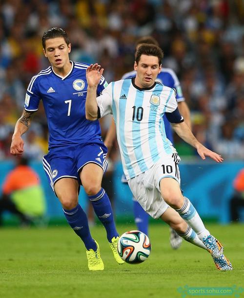 踢球者：于帕原则上愿意留在拜仁，但续约条款必须让他满意（踢球者：于帕倾向留在拜仁，但续约条件须令其满意）