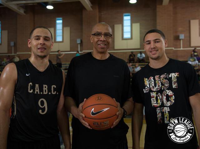 阿斯：巴萨本赛季球场外事务增多，弗里克比上赛季更加情绪化（阿斯：巴萨本季场外事务激增，弗里克较上季情绪起伏更大）