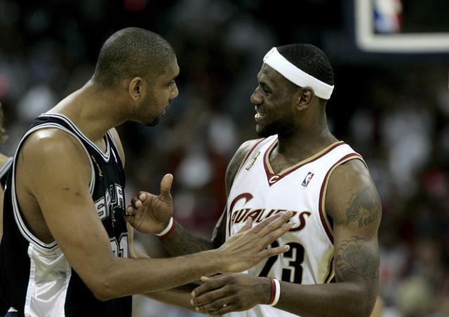 阿里纳斯： KD两个冠军是抱团来的，库里才是实打实的四个总冠军！（阿里纳斯：杜兰特两冠靠抱团，库里四冠货真价实）