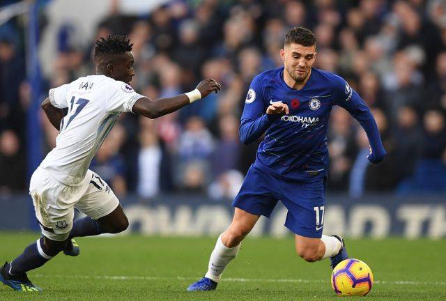 足球国足训练课发生小插曲，球员被逗笑（国足训练课突发趣事，球员忍俊不禁）