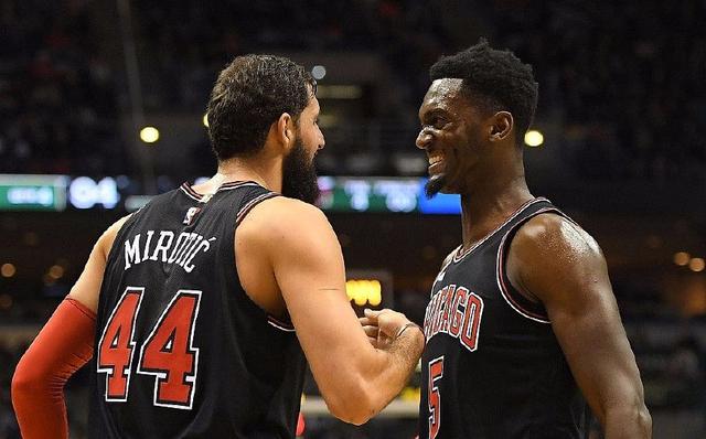 法媒：梅斯后卫夸奥不满未首发，坐在皮球上拒绝赛前热身（法媒：落选首发心生不满，梅斯后卫夸奥赛前坐球拒绝热身）